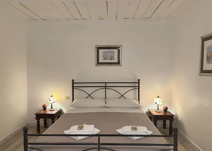 לינה וארוחת בוקר Santi Quattro Al Colosseo רומא