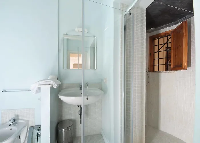 לינה וארוחת בוקר Santi Quattro Al Colosseo רומא