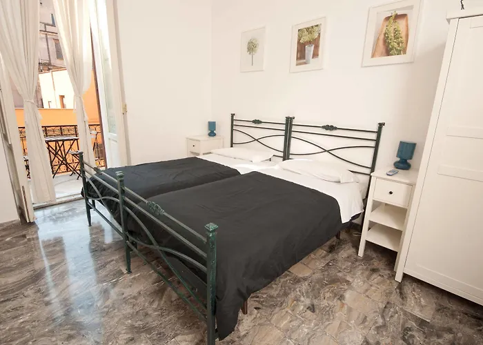 לינה וארוחת בוקר Santi Quattro Al Colosseo 4*