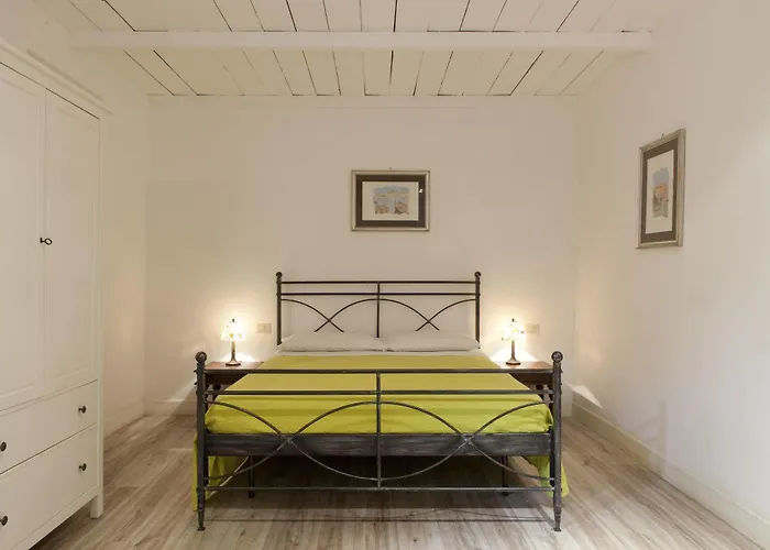 Santi Quattro Al Colosseo לינה וארוחת בוקר רומא