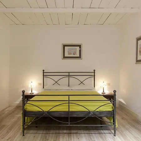 Santi Quattro Al Colosseo Bed & Breakfast Rom
