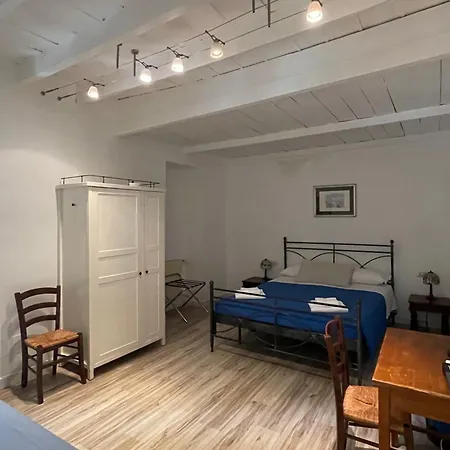 Santi Quattro Al Colosseo Bed & Breakfast 2*